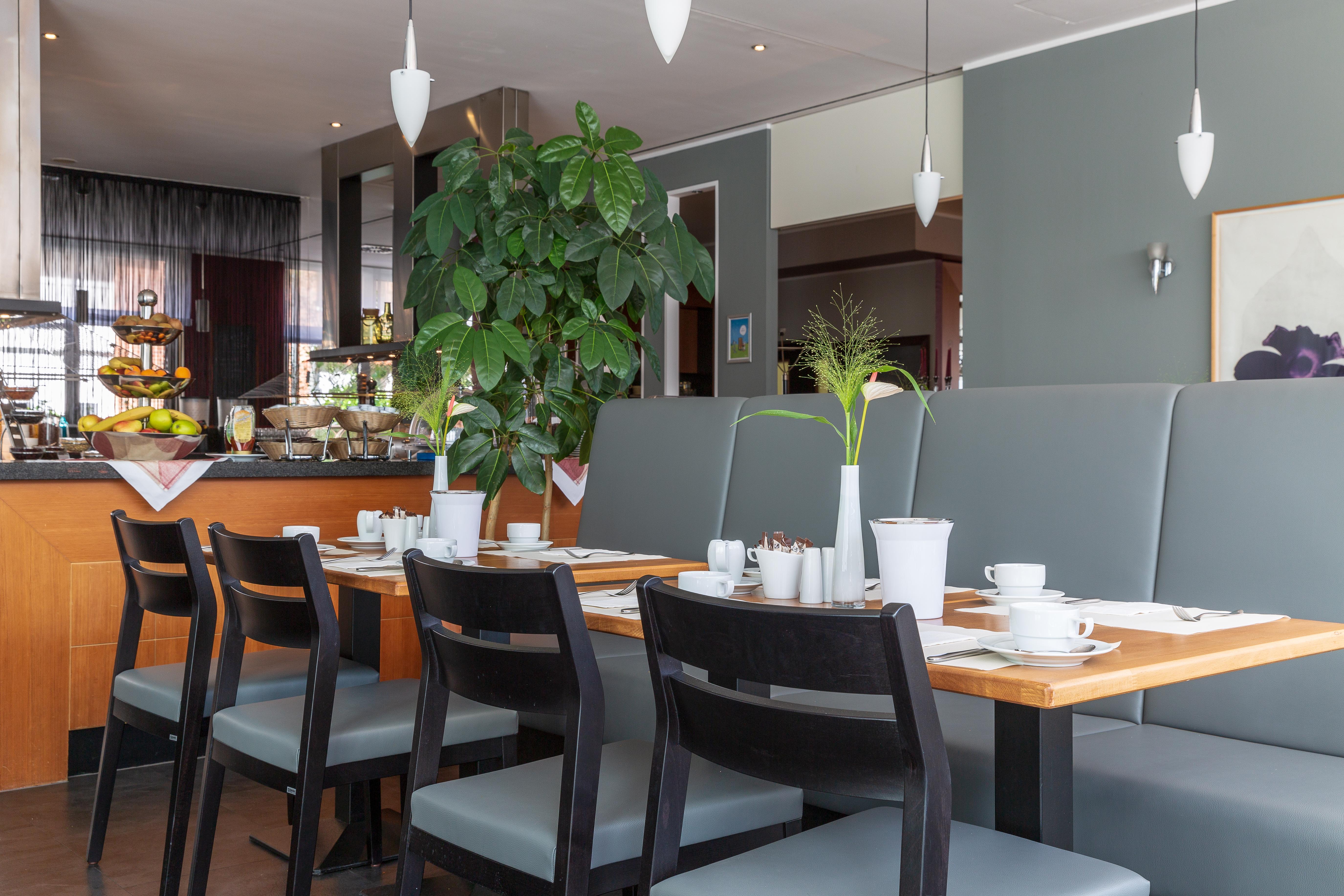 Plaza Premium 4* Köln